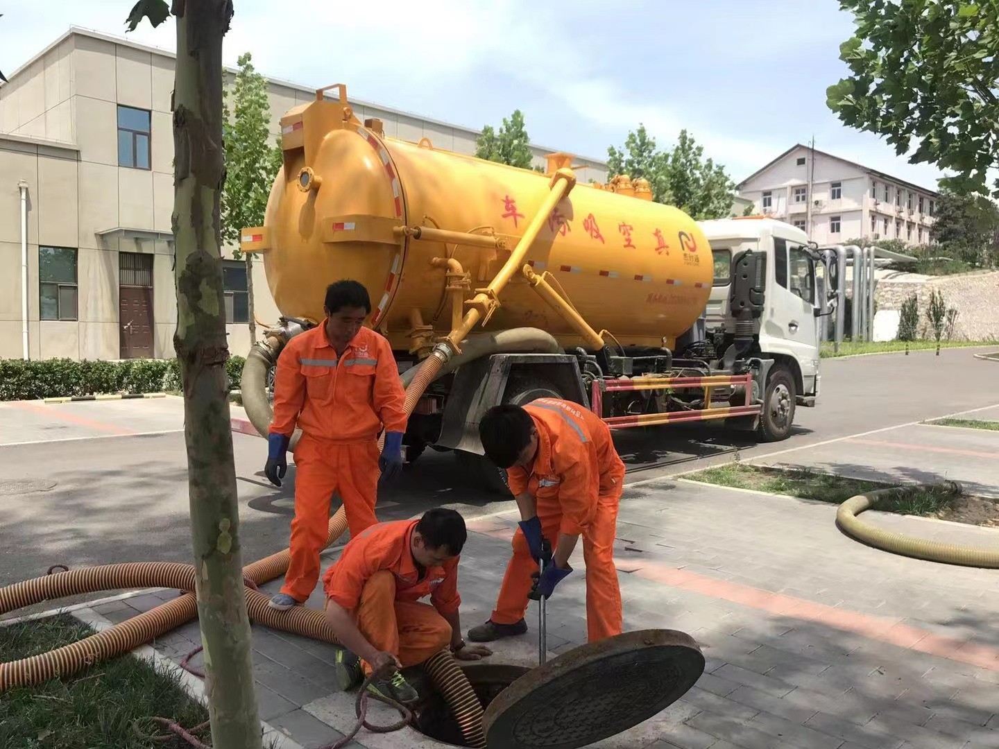 多文镇化粪池清理与5-8吨吸粪车施工效率分析